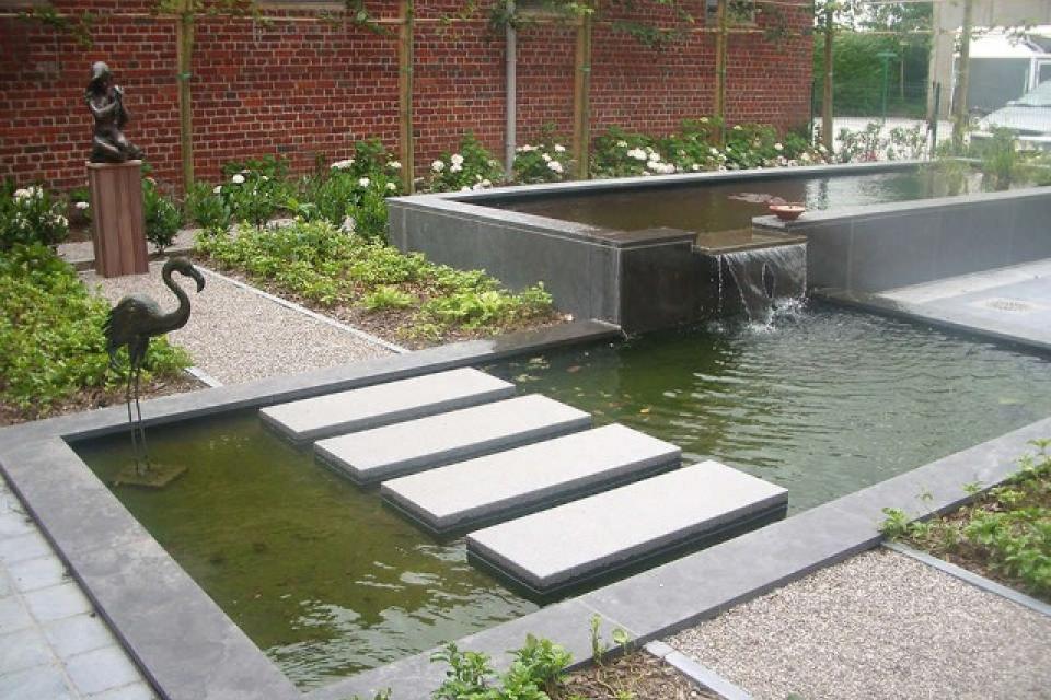 omvorming van koer in beton tot binnentuin met vijver in arduin, waterval, stapstenen