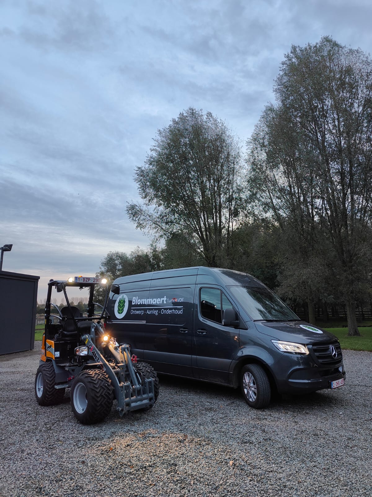 Onze camionette met wielkniklader