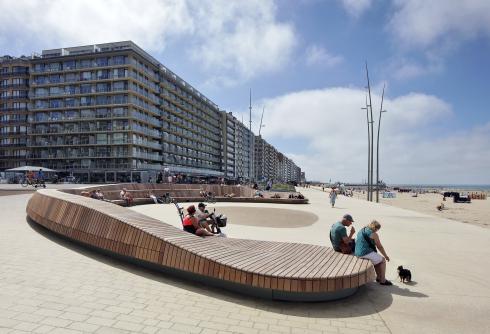 Een op maat ontworpen monumentale en sculpturale zitbank maakt van het Rauschenbergplein een herkenbare ontmoetingsplek. © Filip Dujardin