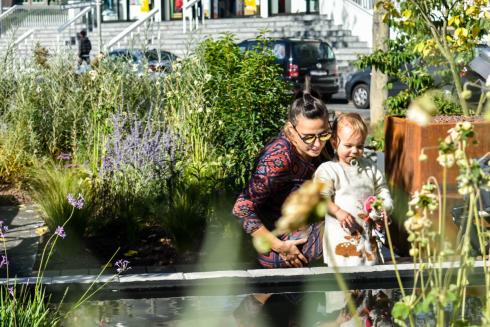 Sfeerbeeld pop-up tuin op het Stationsplein in Sint-Niklaas in 2019