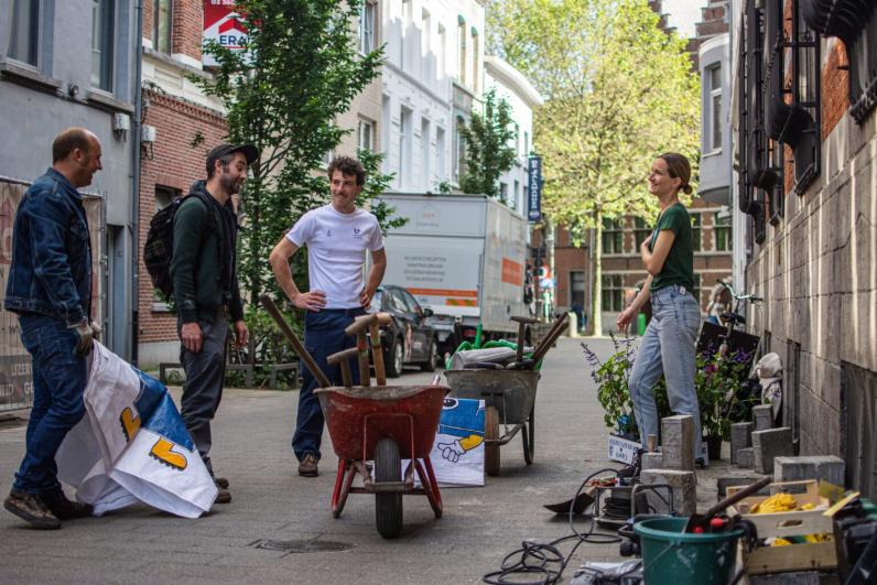 Betrokkenheid van bewoners is een belangrijke succesfactor bij het realiseren van een tuinstraat © Commons Lab