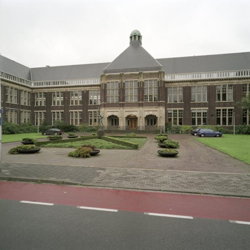 Het voorplein van de TU Delft bestaat grotendeels uit verharding. © Jan van Galen / Wikimedia Commons