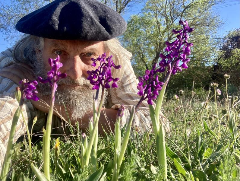 Een zelfportret tussen de prachtige harlekijn orchis © Bart Backaert