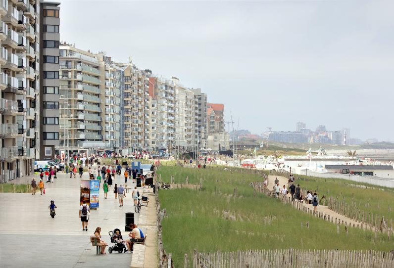 Waar vroeger het strand tot aan de wandelboulevard kwam, wandel je nu door een langgerekt kustpark. © Filip Dujardin 