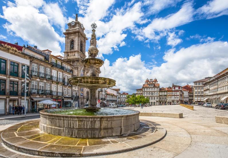 Largo do Toura in Guimarães, winnaar van de prijs voor groene hoofdstad van Europa in 2026. © Adobe Stock