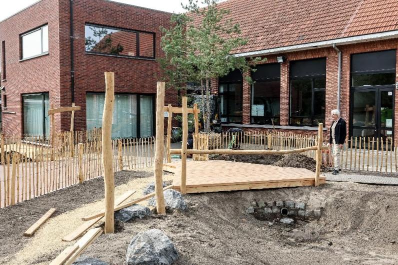 Een wadi in aanleg, met erboven een uitkijkplatform. © provincie Antwerpen