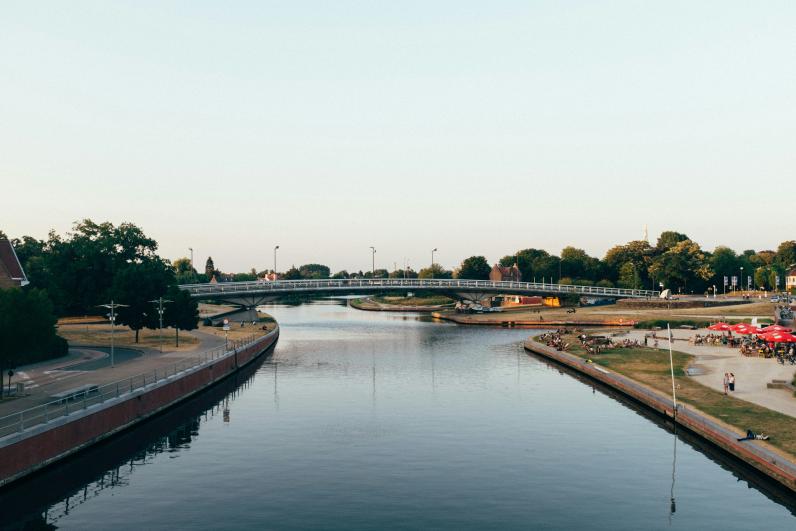 De Leieboorden, een groenblauwe ader door het centrum van Kortrijk © David Libeert