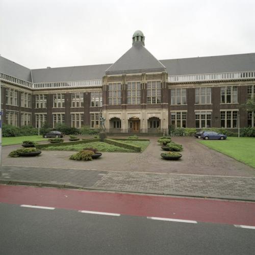 Het voorplein van de TU Delft bestaat grotendeels uit verharding. © Jan van Galen / Wikimedia Commons