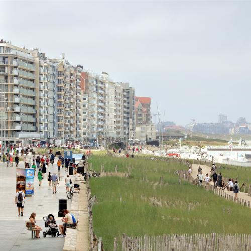 Waar vroeger het strand tot aan de wandelboulevard kwam, wandel je nu door een langgerekt kustpark. © Filip Dujardin 