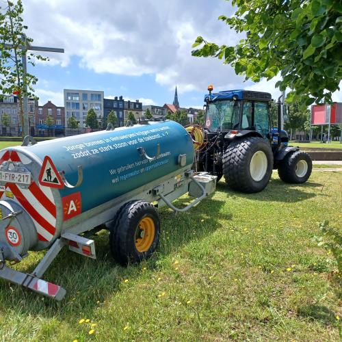 Bevloeiing van jonge bomen in Park Spoor Noord © J. Vilain 