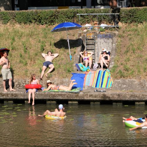 Met de gewijzigde wetgeving is zwemmen in open water voortaan op meer plaatsen mogelijk. © Waterland vzw