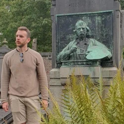 Bavo Plaetsier op de Westerbegraafplaats. © Bavo Plaetsier
