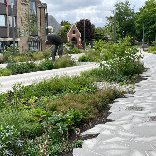 Ontharding en waterpasserende verhardingen zorgen voor een klimaatbestendige straat. © Aquaflow