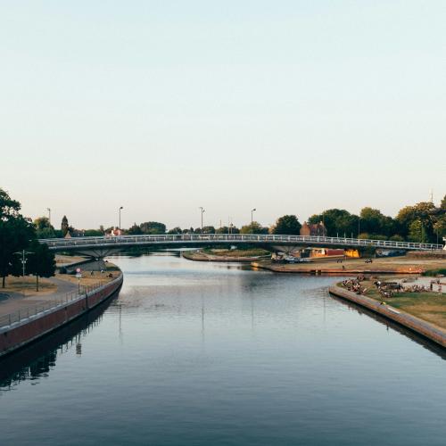 De Leieboorden, een groenblauwe ader door het centrum van Kortrijk © David Libeert