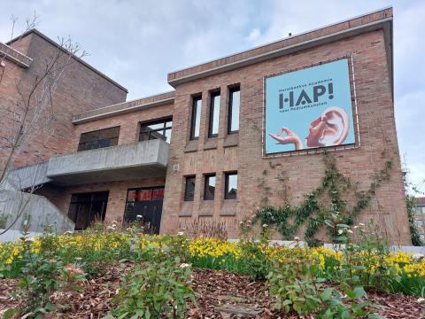 Gevelbeplanting zorgt voor een verticaal accent in de groenstructuur. © Yann Raes – Stad Harelbeke