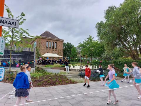 De vroegere parking is nu een buitenruimte voor muziek en dans. © Yann Raes – Stad Harelbeke