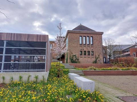 Om personeel en leerlingen aan te moedigen tot duurzame verplaatsingen, kwam er een ruime fietsenstalling. © Yann Raes – Stad Harelbeke
