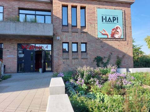 Een gevarieerde beplanting zorgt het hele jaar door voor wisselende accenten. © Yann Raes – Stad Harelbeke