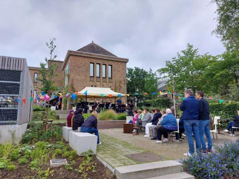 Leerkrachten en leerlingen van de HAP genieten samen met de toeschouwers van toonmomenten in het groen. © Yann Raes – Stad Harelbeke