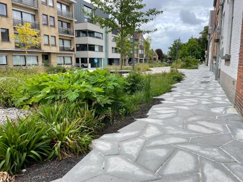 Ontharding en waterpasserende verhardingen zorgen voor een klimaatbestendige straat. © Aquaflow