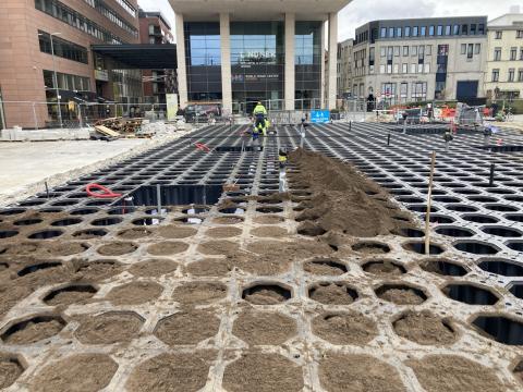 De opbouw van een boombunker met krattensysteem boven de ondergrondse parking van het Mediaplein. © AG VESPA