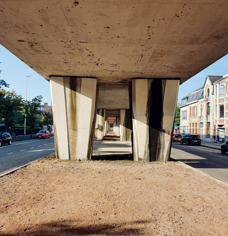 Een kale ruimte onder de brug kreeg een groene invulling met water, kunst en een wandelpad © Stramien cv