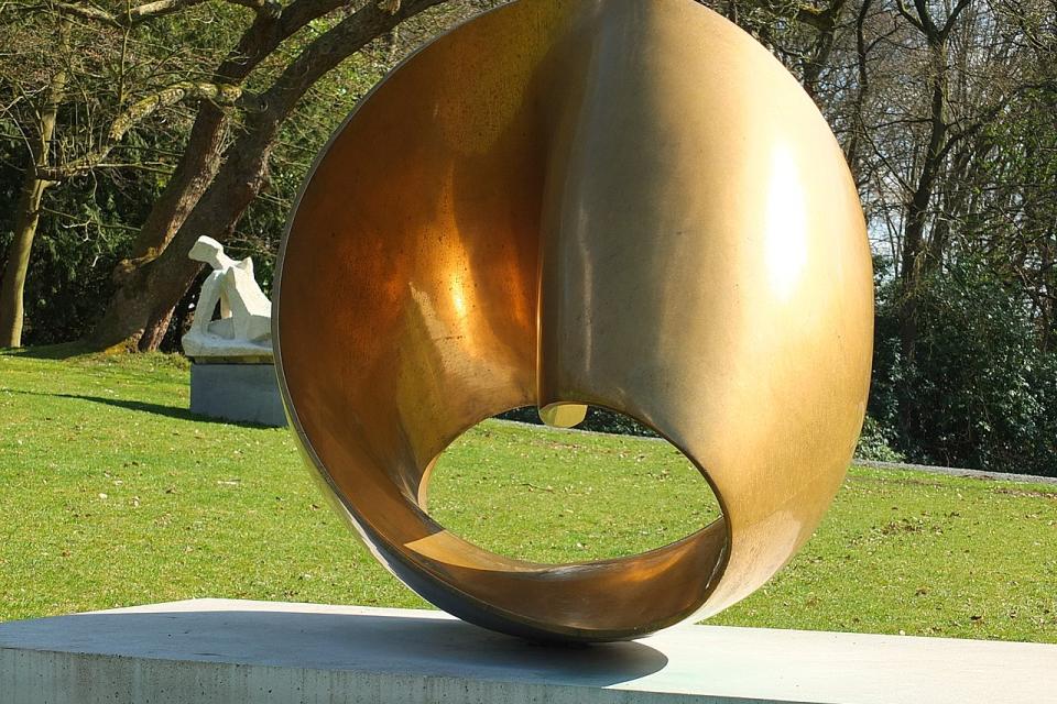 Het kunstwerk Eindeloze Kronkel van Max Bill in het Middelheimmuseum © Ad Meskens / Wikimedia Commons