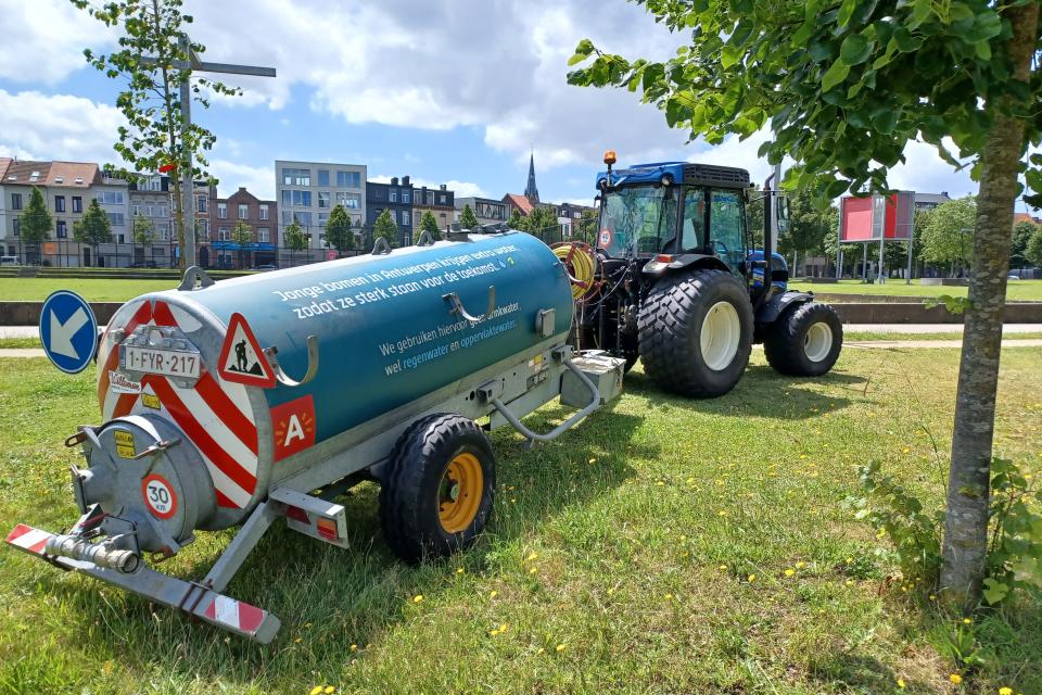 Bevloeiing van jonge bomen in Park Spoor Noord © J. Vilain 