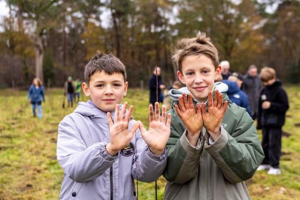 Lachende gezichten en vuile handen: bomen planten is goed voor de gezondheid en natuur, maar voor de leerlingen van basisschool Wijngaard uit Herentals is het vooral leuk! © Provincie Antwerpen