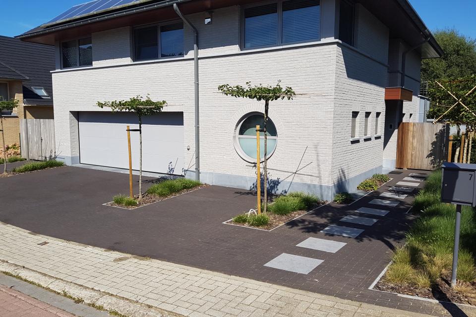 totaalproject te Asse met oprit in kleiklinkers / Belgische blauwe steen