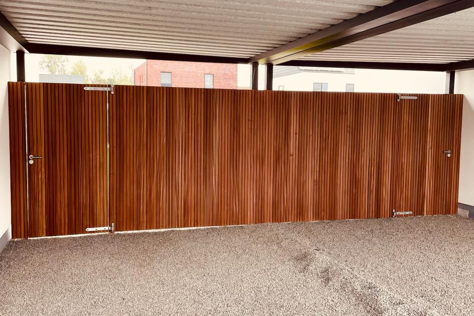 Houten afsluiting met poort