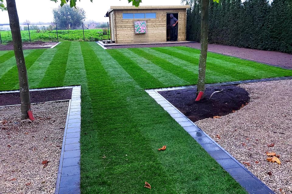 aanleg tuin met afboording en grasoden 