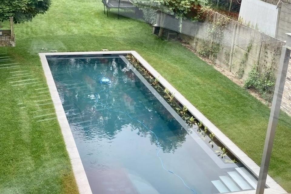 Biopool met liner in antraciet, afwerking met keramische tegel.