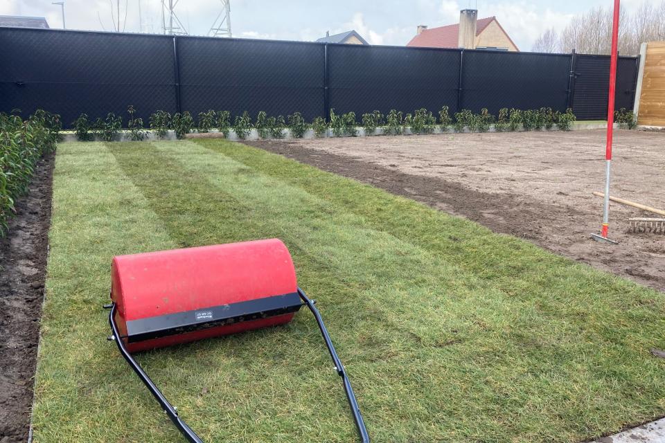 Plaatsen grasmatten