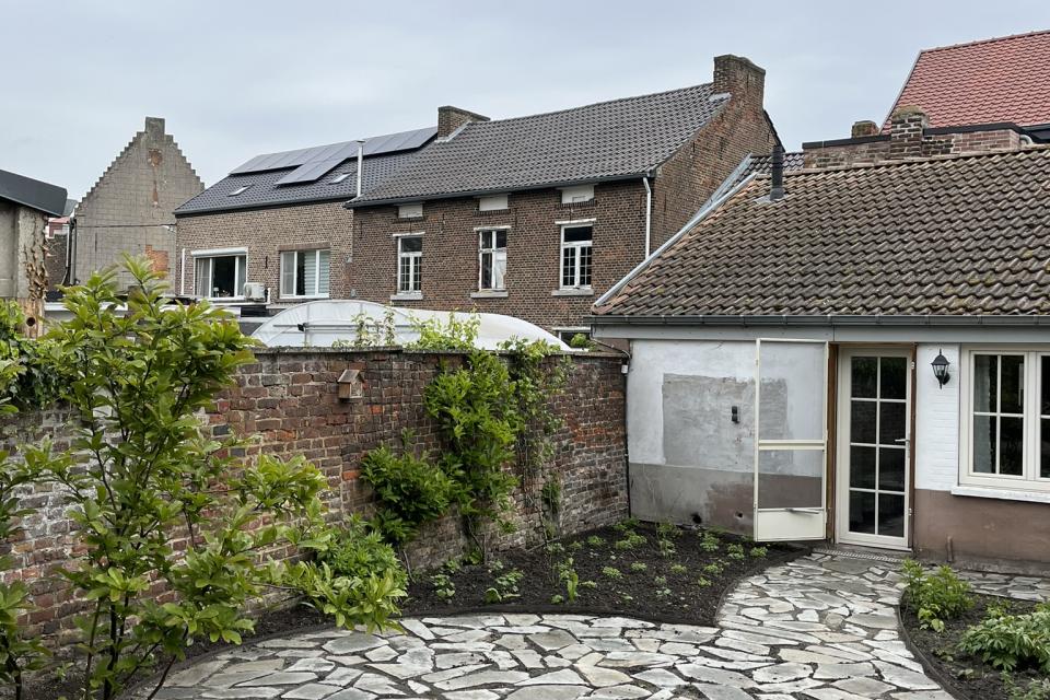 Terras in flagstones met groene voeg, cortenstalen borders & beplanting.