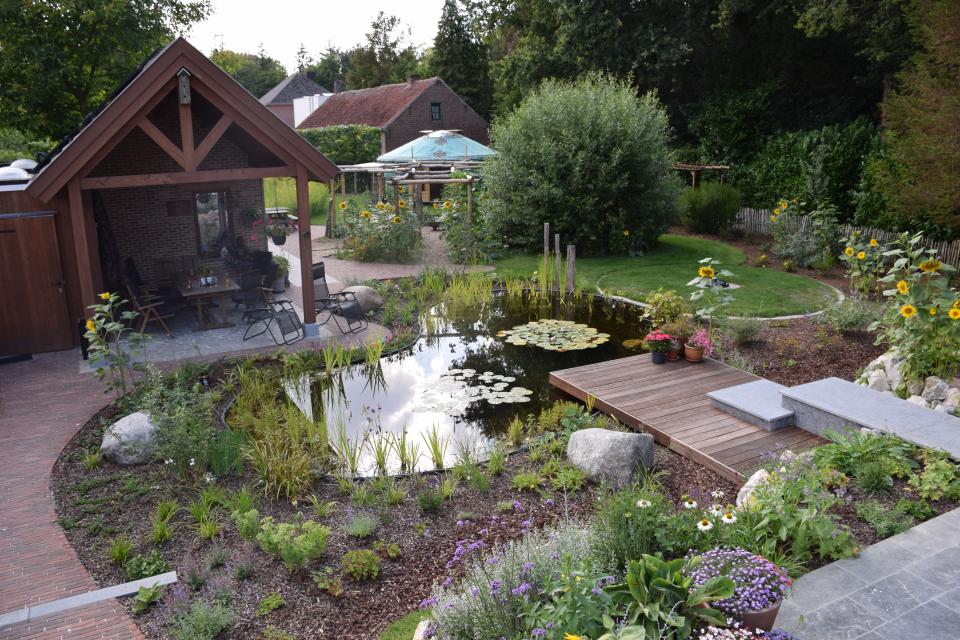 Natuurlijke tuin met vijver