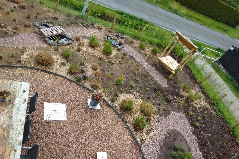 Bovenaanzicht voortuin na aanleg door de eigenaar, volgens het plan van Buelens Ecotuin.