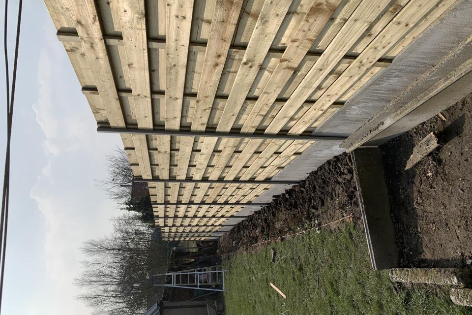 Afsluiting houten schermen met aluminium palen