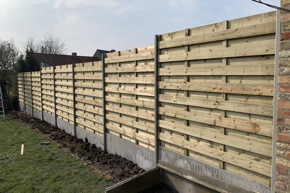 Afsluiting houten schermen met aluminium palen