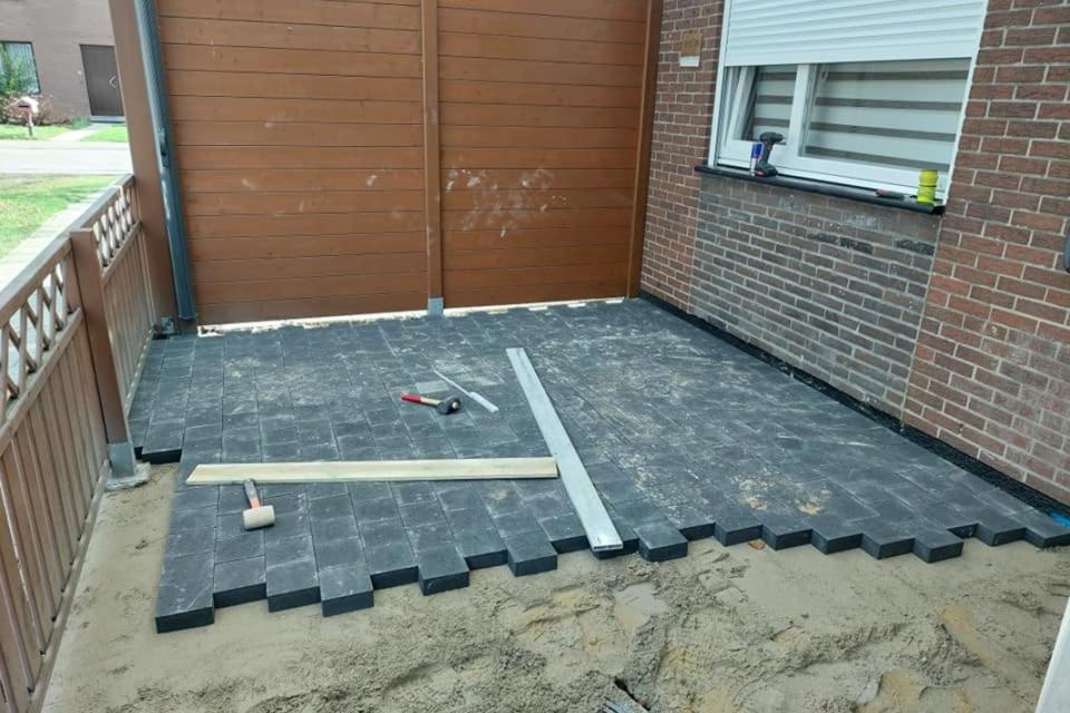 aanleg terras onder overkapping