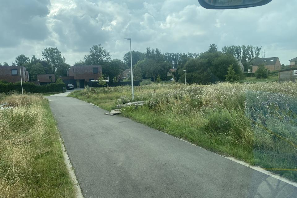 Braakliggend terrein maaien voor de werken