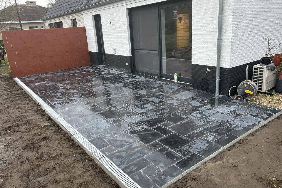 Aanleg terras en scheidingsmuur met snelbouwstenen