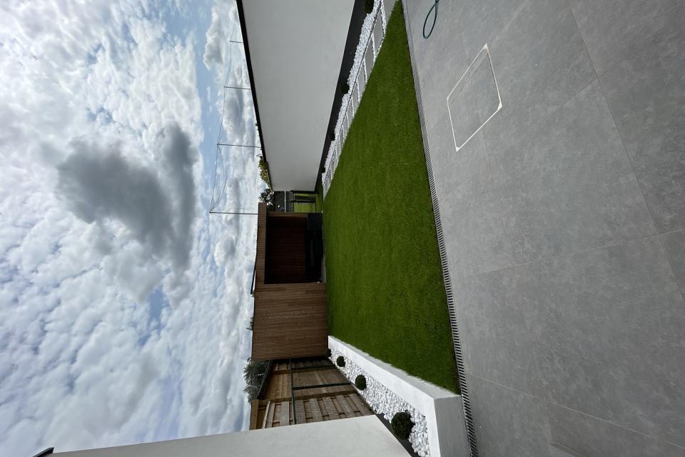 Heraanleg tuin met verhoogde bloembak en een pad met stapstenen
