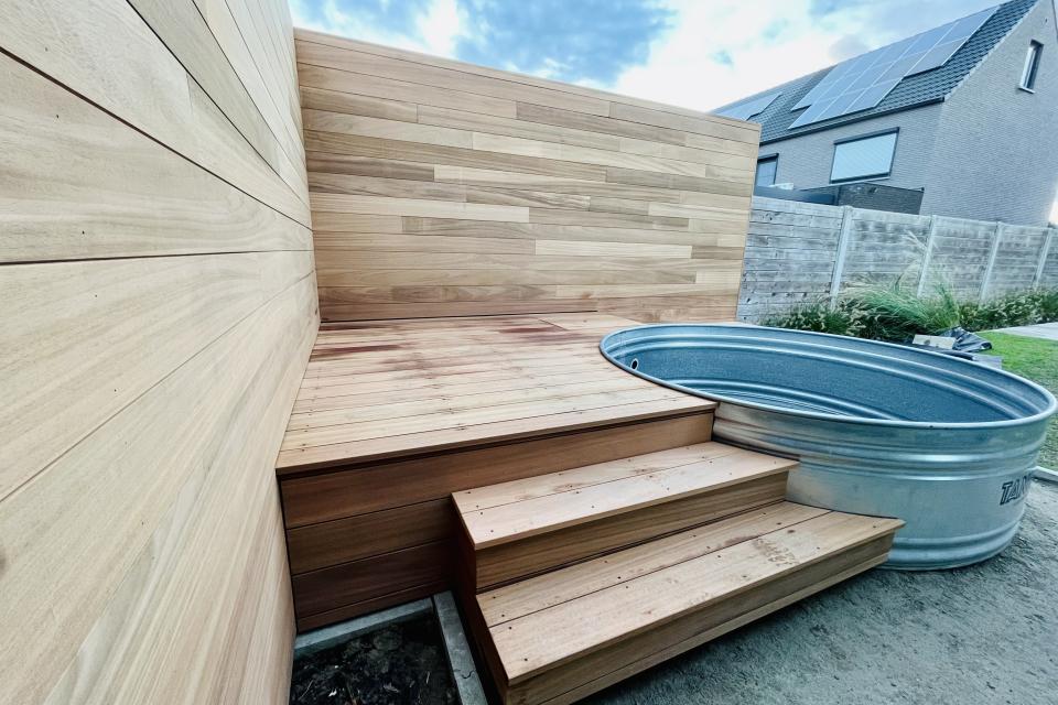 Houten wand en pooldeck rond één van onze zwemtanks