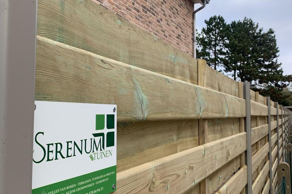 Houten afsluiting met alu palen