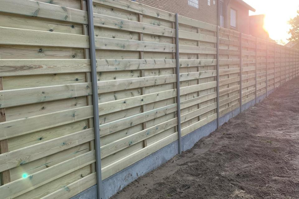 Houten afsluiting met alu palen