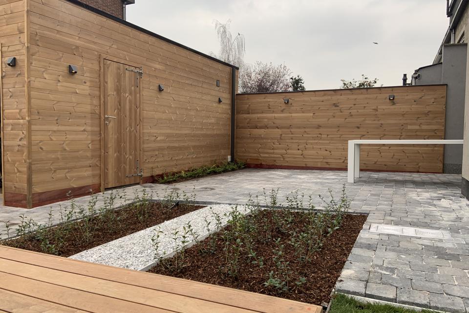 Het bekleden van de oude lelijke garage met thermowood.