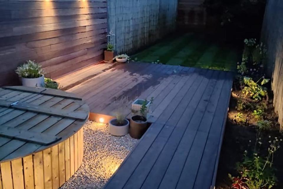 Padouk terras met tuinverlichting
