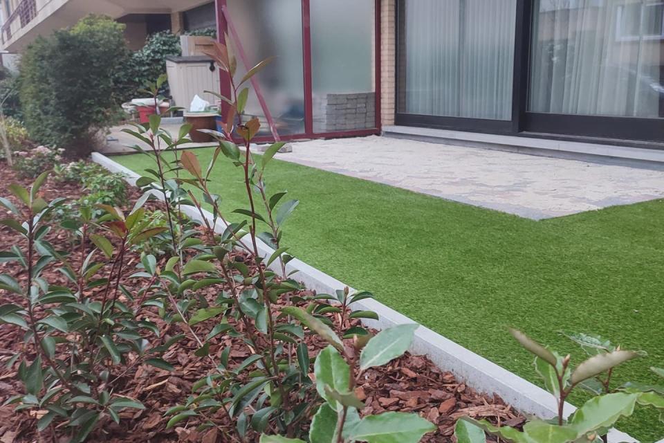 Aanleg terras, beplanting en kunstgras 