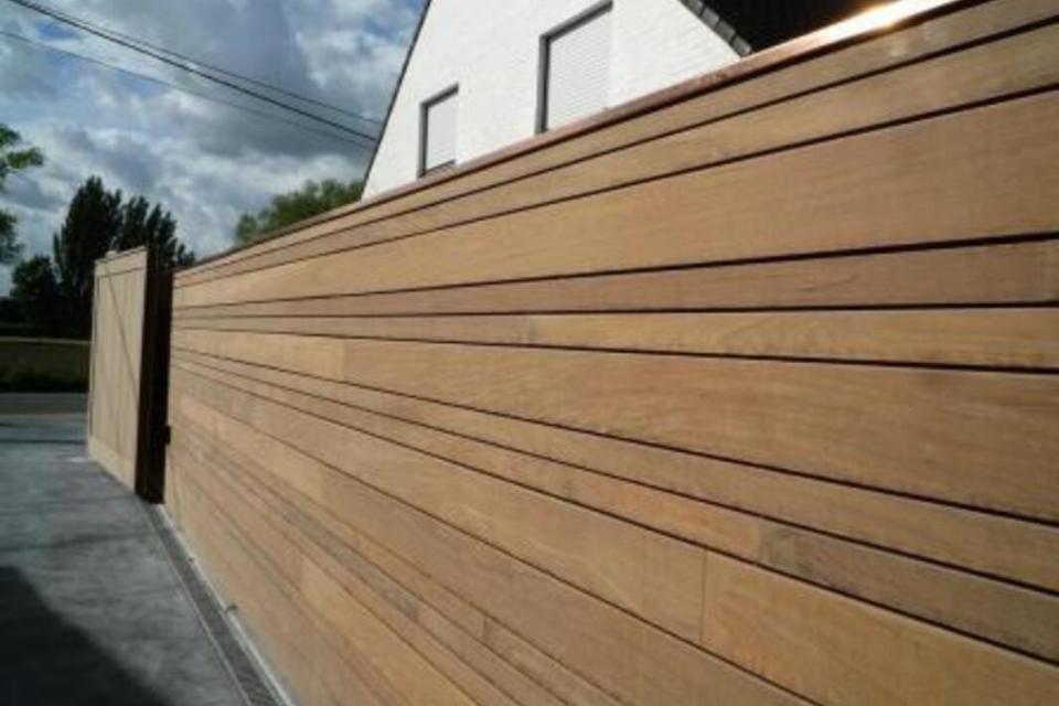 Plaatsen houten wand